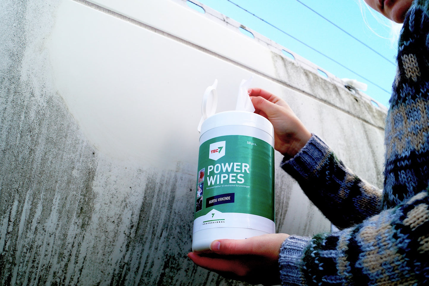 Tec7 cleaning wipes in use